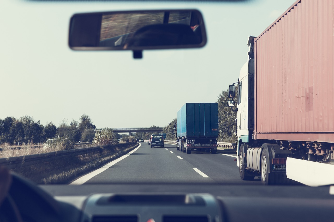 highway, guard rails, vehicles-1666635.jpg